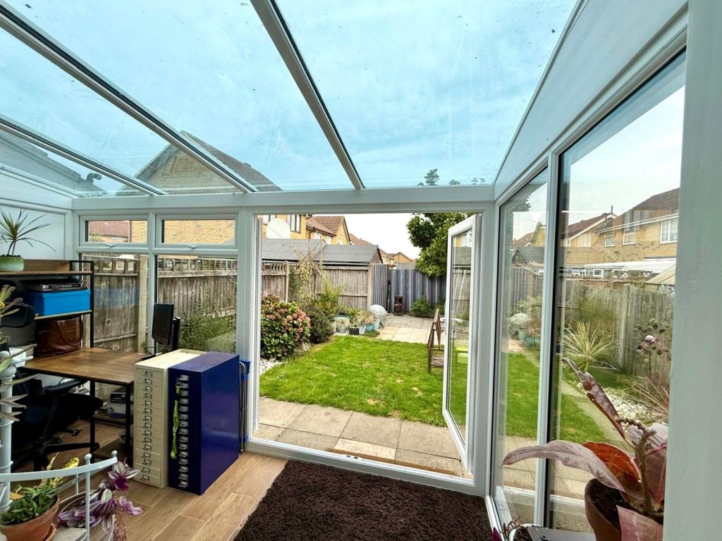 Lot: 77 - FOUR-BEDROOM SEMI-DETACHED HOUSE - Conservatory